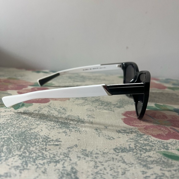 Guess Sunglasses - Picture 4 of 9